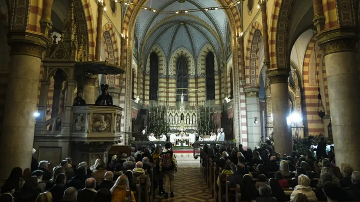 U Katedrali Srca Isusova u Sarajevu, održana je sveta misa Božićnog bdijenja koju je predvodio vrhbosanski nadbiskup metropolita Tomo Vukšić.