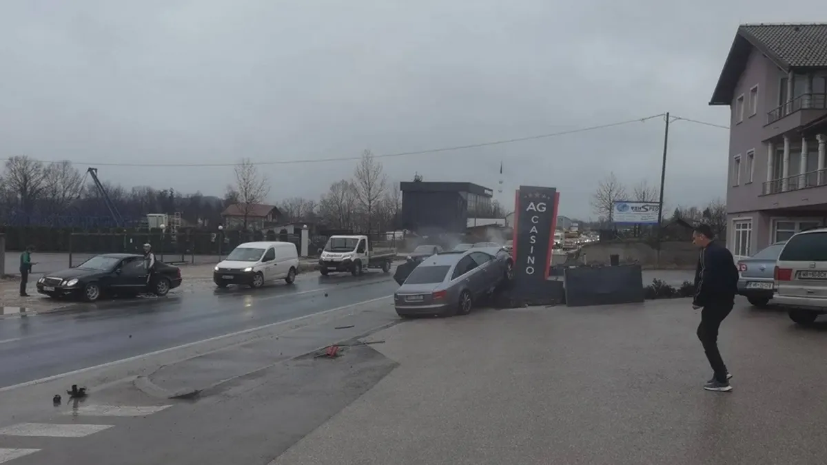 Nesreća na bh. cesti: Sudar tri vozila, tri osobe prevezene u UKC Tuzla