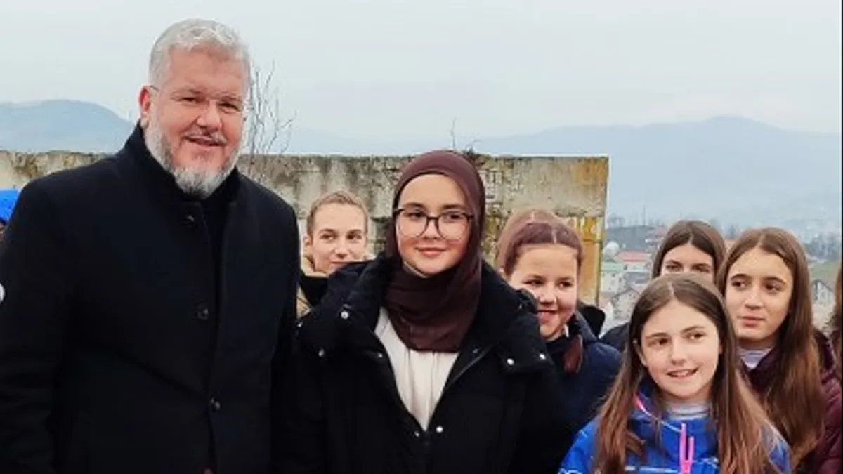 Načelnik Hasanović posebno značajnim je ocijenio kontinuirano učešće učenika vogošćanskih škola prilikom ovih obilježavanja 