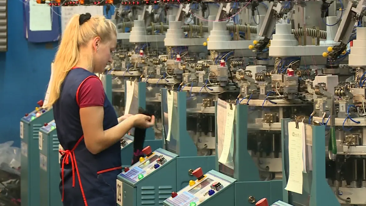 function r(){if(it(n),n.value===Hm){let o=null;throw new D(-950,o)}return n.value}