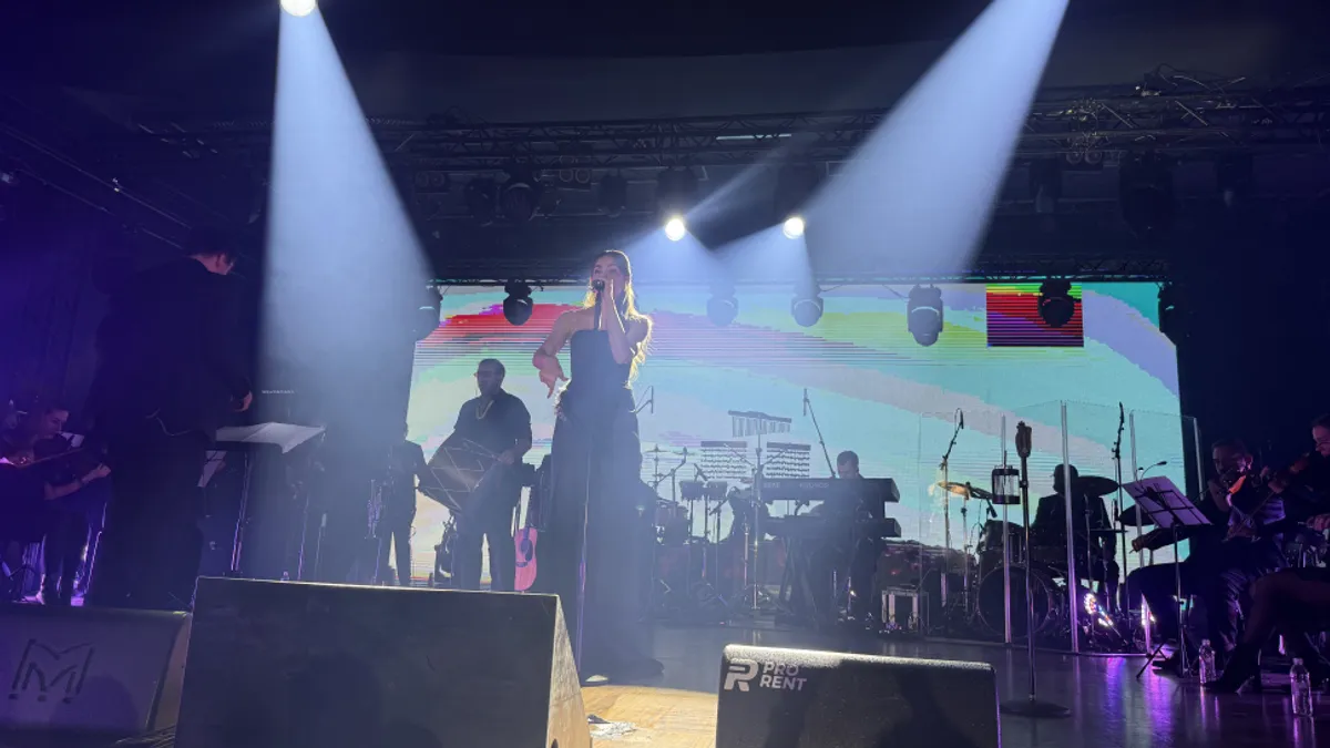 „Da l’ ona zna“, „Zvijer“, „Uzalud se budim“, „Zidovi“... Publika je hitove pjevala na sav glas, u noći ispunjenoj emocijama i uspomenama