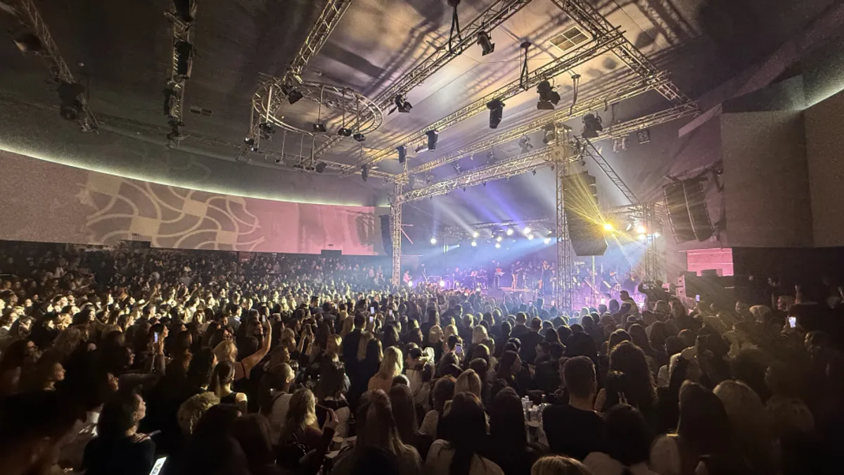 Dobro veče moje Sarajevo, ovdje je sve počelo: Emina Jahović započela koncert pred punom dvoranom