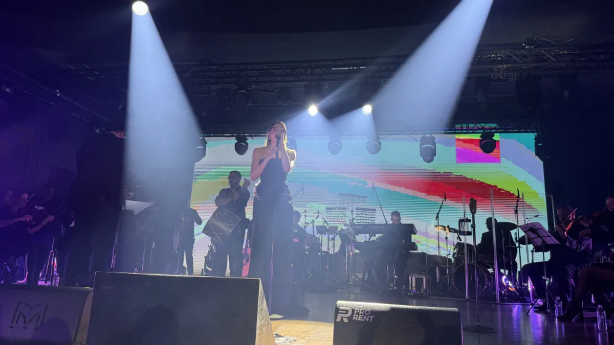 Večer je otvorila pjesmama koje su obilježile njenu karijeru.