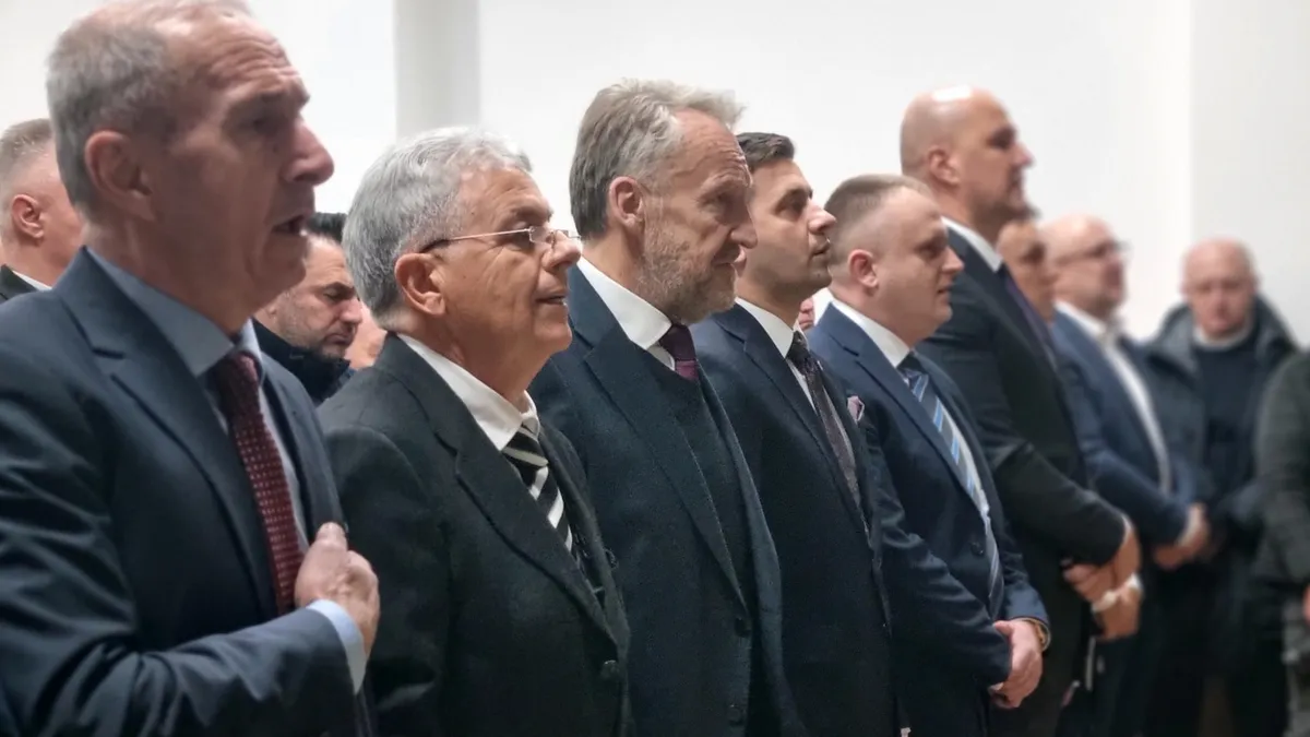 Zadužuju nas, stagniramo. Obećavali su evropski put, a sada ga više ne spominju, izjavio je Izetbegović