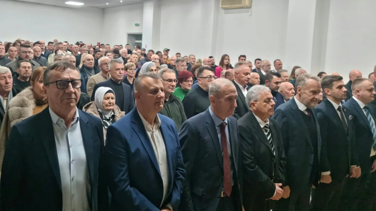 Zadužuju nas, stagniramo. Obećavali su evropski put, a sada ga više ne spominju, izjavio je Izetbegović