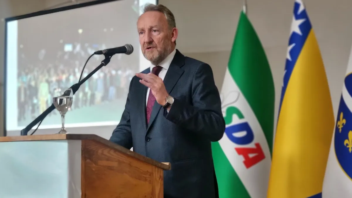 Zadužuju nas, stagniramo. Obećavali su evropski put, a sada ga više ne spominju, izjavio je Izetbegović