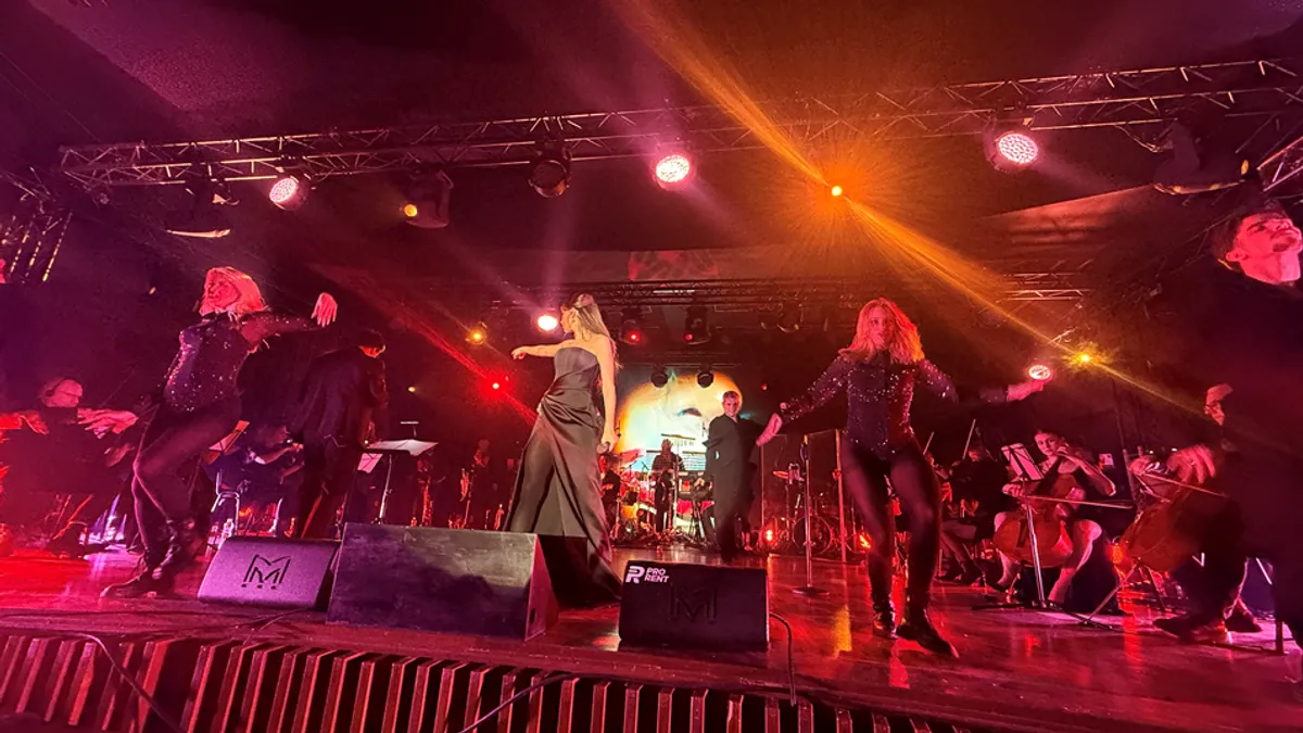 Večer je otvorila pjesmama koje su obilježile njenu karijeru.