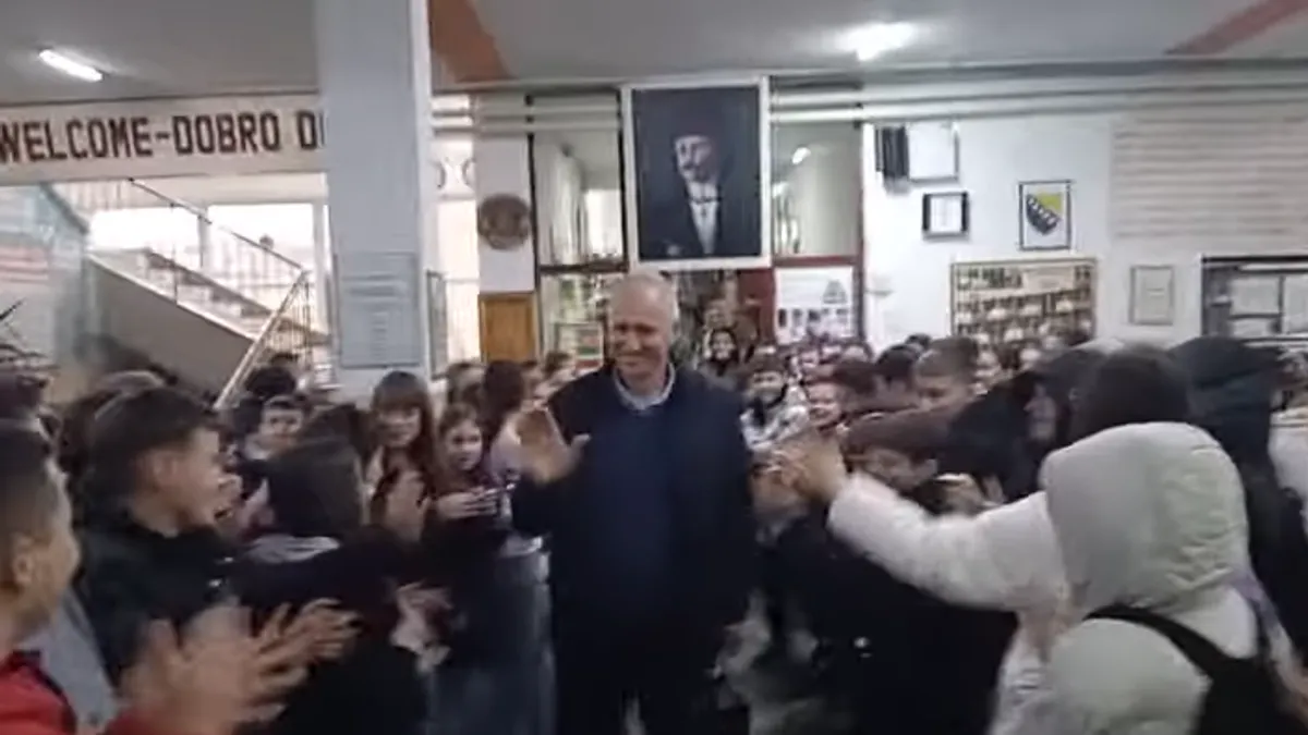 Ispraćaj je protekao uz mnogo emocija, zagrljaja i suza, ali i iskrene zahvalnosti za sve godine posvećenosti učenicima i kolektivu