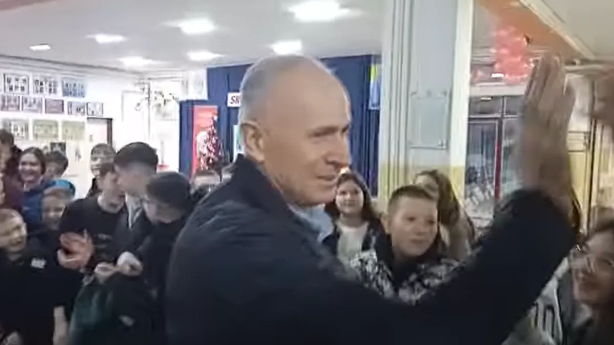 Ispraćaj je protekao uz mnogo emocija, zagrljaja i suza, ali i iskrene zahvalnosti za sve godine posvećenosti učenicima i kolektivu