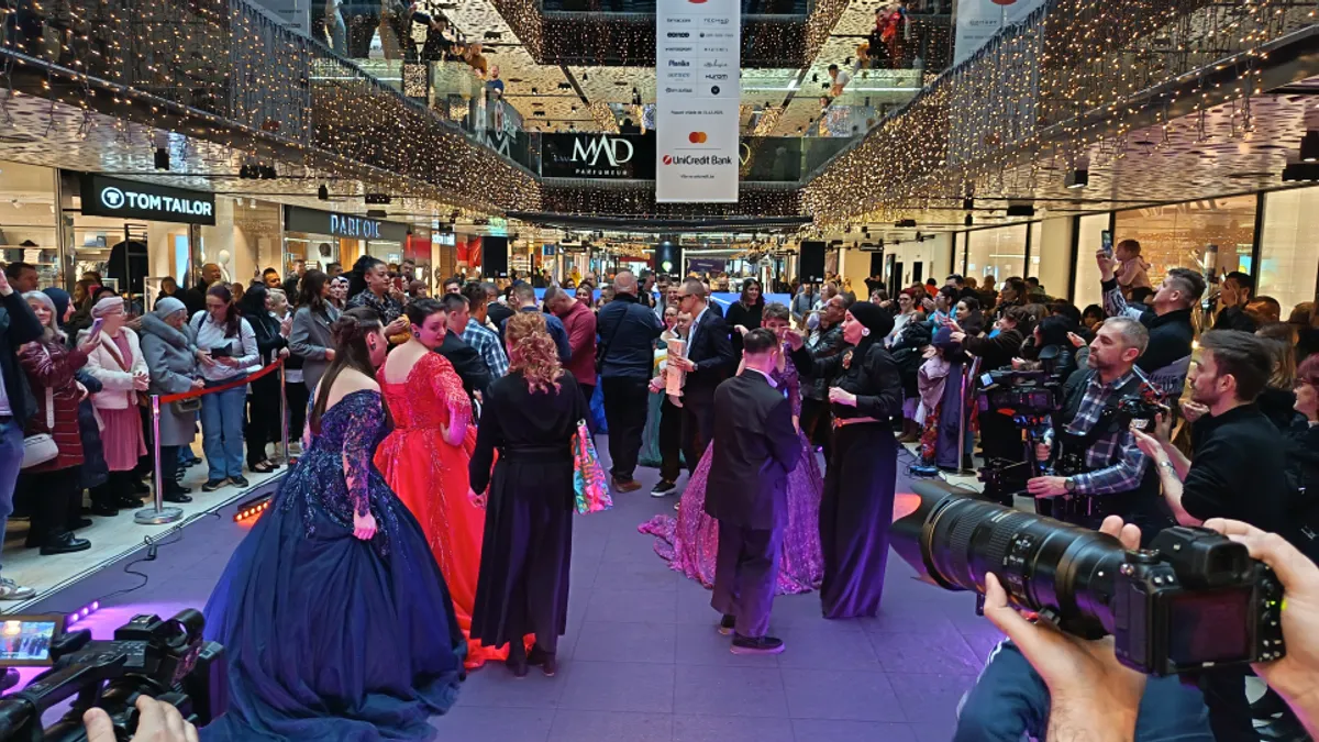 Autori kreacija i modeli koji su nastupali pred više stotina  zainteresiranih prolaznika bili su štićenici Centra za djecu i odrasle osobe sa posebnim potrebama ZDK