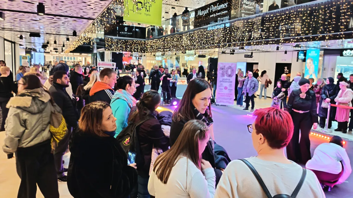 Autori kreacija i modeli koji su nastupali pred više stotina  zainteresiranih prolaznika bili su štićenici Centra za djecu i odrasle osobe sa posebnim potrebama ZDK