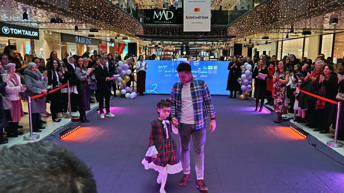 Autori kreacija i modeli koji su nastupali pred više stotina  zainteresiranih prolaznika bili su štićenici Centra za djecu i odrasle osobe sa posebnim potrebama ZDK