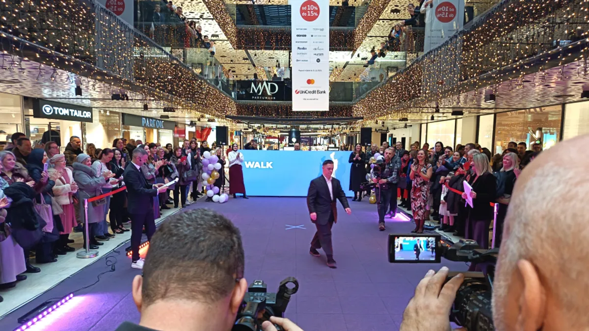 Autori kreacija i modeli koji su nastupali pred više stotina  zainteresiranih prolaznika bili su štićenici Centra za djecu i odrasle osobe sa posebnim potrebama ZDK