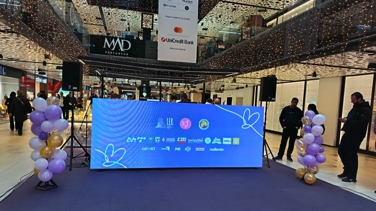 Autori kreacija i modeli koji su nastupali pred više stotina  zainteresiranih prolaznika bili su štićenici Centra za djecu i odrasle osobe sa posebnim potrebama ZDK