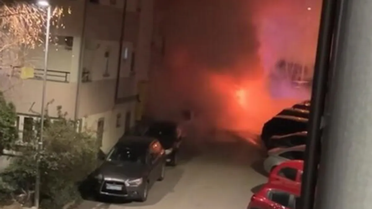 Prilikom požara došlo je do zapaljenja stolarije stana u susjednoj zgradi.