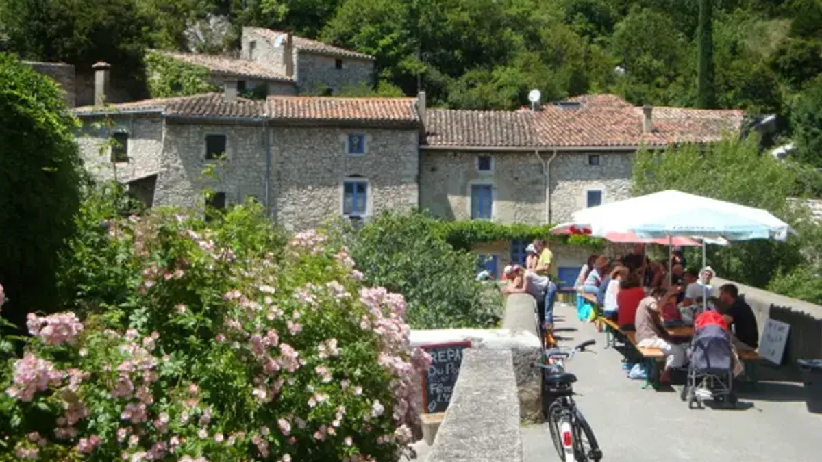 Po pređenom kilometru mještani plaćaju 25 centi, a iznos je namijenjen isključivo za gorivo, održavanje i popravke.