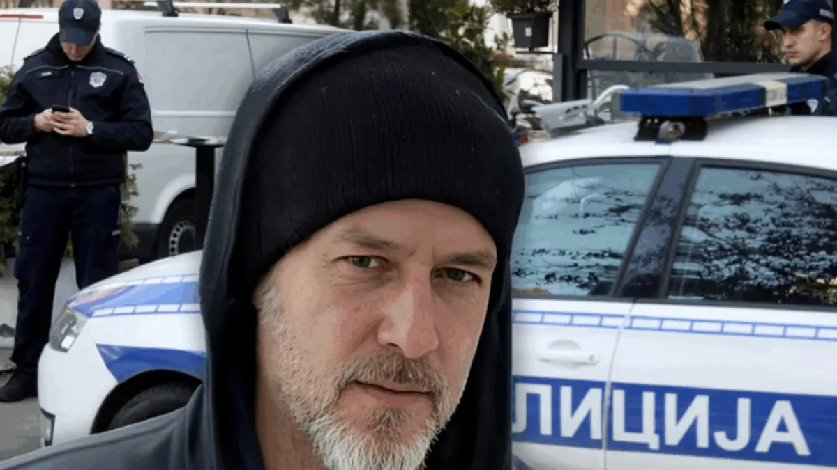 Dok je baka išla uz stepenice, on ju je povukao nazad i počeo da je ubada u leđa, vrat i grudi.