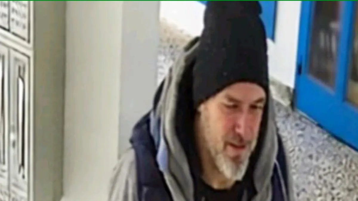 Dok je baka išla uz stepenice, on ju je povukao nazad i počeo da je ubada u leđa, vrat i grudi.