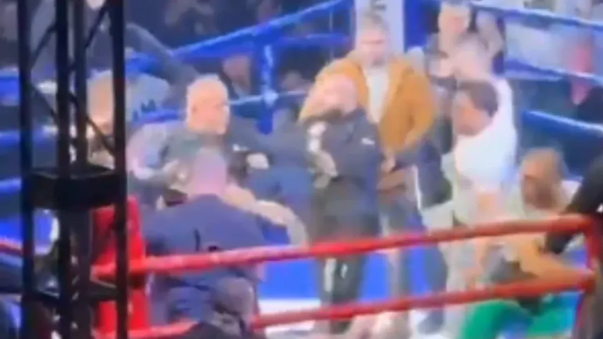 Publika je bila vidno uznemirena, dok su u hali zavladali panika i potpuni haos, zbog čega je organizator donio odluku da se turnir odmah prekine.