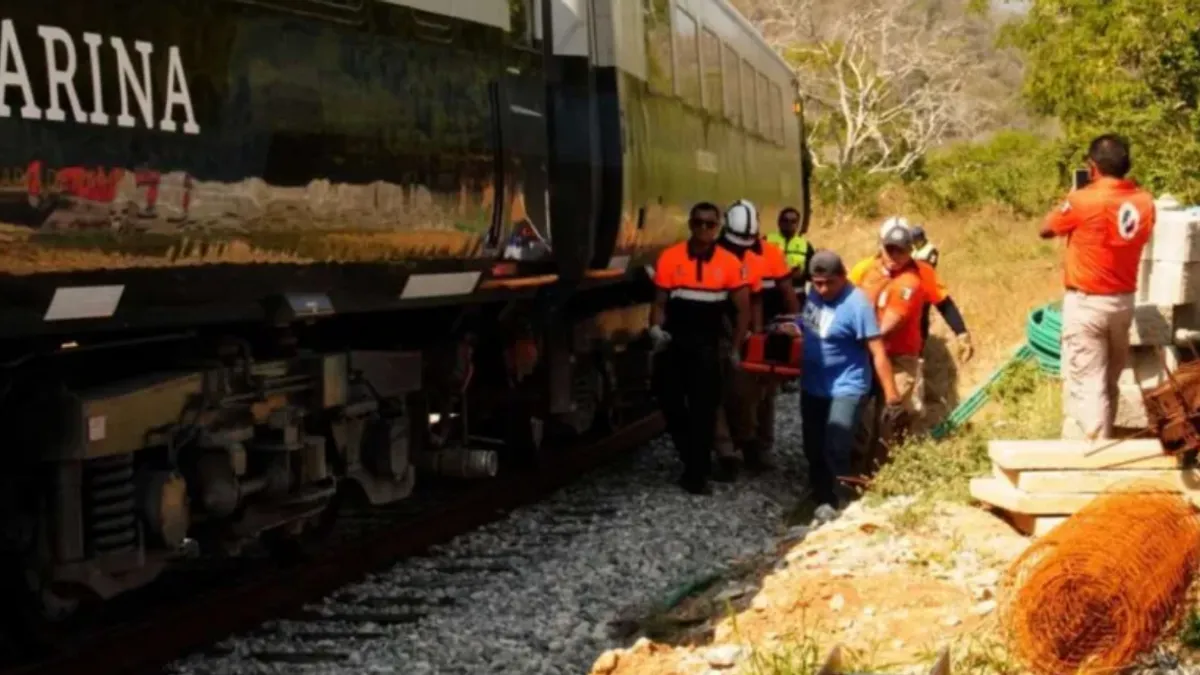 Najmanje 13 osoba je poginulo, a više od 90 je povrijeđeno nakon što je voz iskočio iz šina u meksičkoj saveznoj državi Oaxaca.
