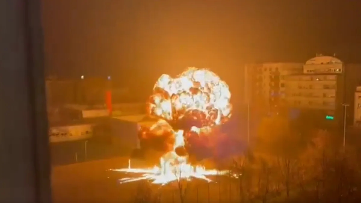 Zagrebački vatrogasci navode da su od policije dobili dojavu u 22:56 o požaru na igralištu Osnovne škole Julija Klovića