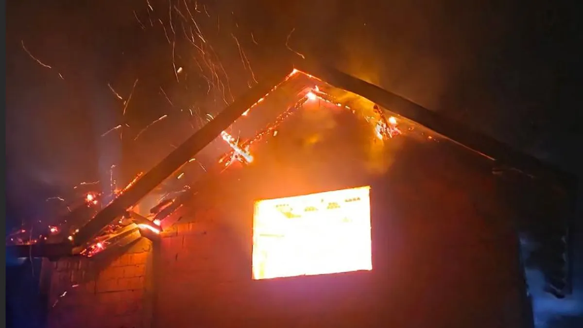 Izgorjela kuća kod Čelića: Do požara je došlo nakon što se zapalila utičnica u blizini punjača