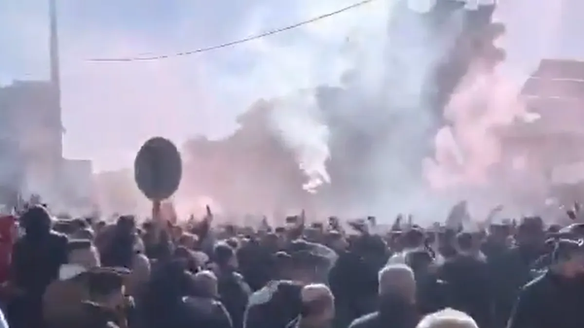 U Latakiji su snage Opće sigurnosti direktno intervenirale protiv demonstranata, pri čemu je više osoba pretučeno, a novinarima i snimateljima onemogućeno dokumentiranje događaja.