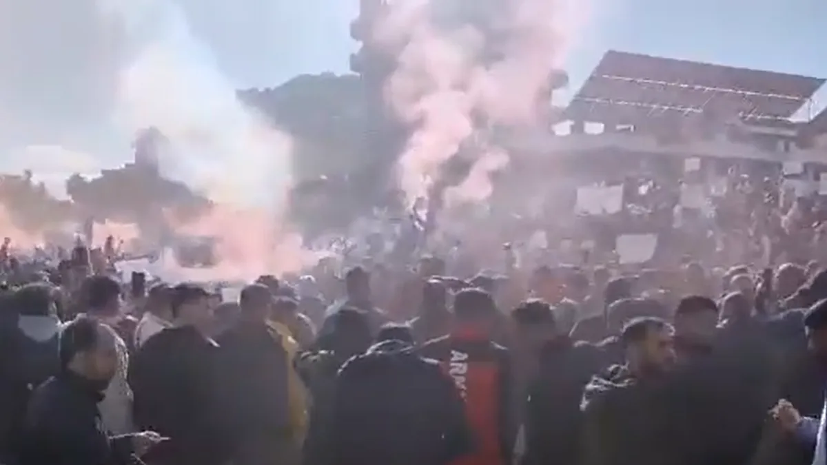 U Latakiji su snage Opće sigurnosti direktno intervenirale protiv demonstranata, pri čemu je više osoba pretučeno, a novinarima i snimateljima onemogućeno dokumentiranje događaja.