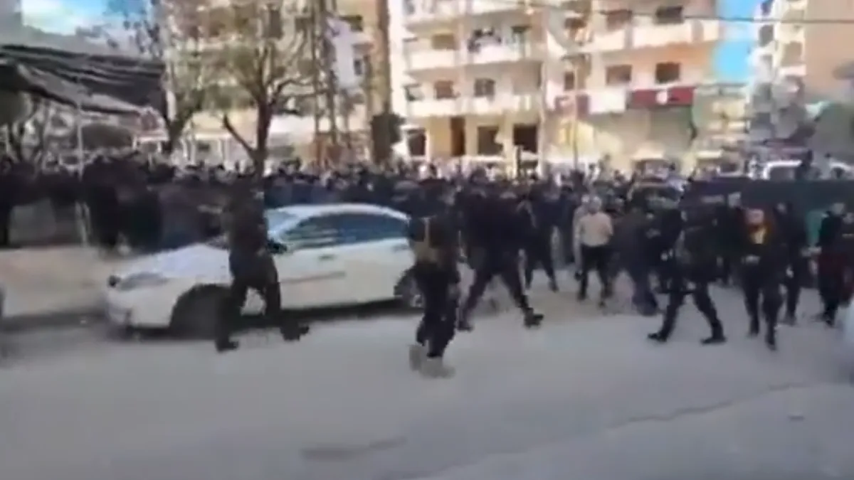 U Latakiji su snage Opće sigurnosti direktno intervenirale protiv demonstranata, pri čemu je više osoba pretučeno, a novinarima i snimateljima onemogućeno dokumentiranje događaja.