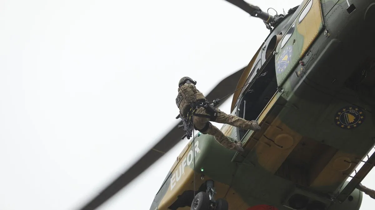 Piloti iz 1. i 2. skvadrona Brigade zračnih snaga OS BiH učestvovali su na brifinzima prije leta koje su vodili specijalisti Avijacijske jedinice EUFOR-a 