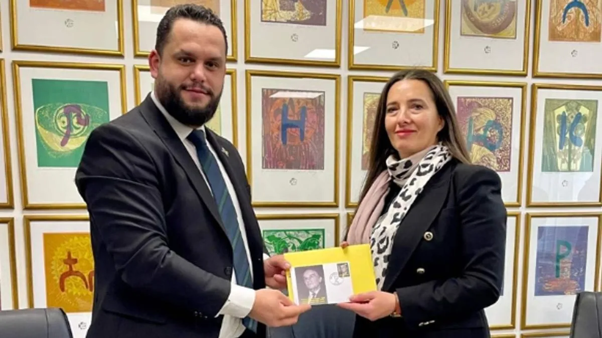 Autor poštanske marke „100 godina od rođenja Alije Izetbegovića 1925–2003“ je Loran Kufalo iz Ureda za filateliju