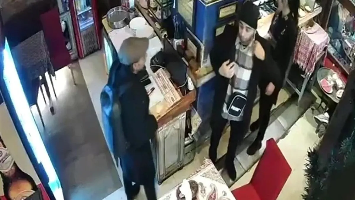 U trenutku krađe, jedan od muškaraca stao je ispred konobarice pokušavajući skrenuti pažnju, dok je drugi iskoristio situaciju.