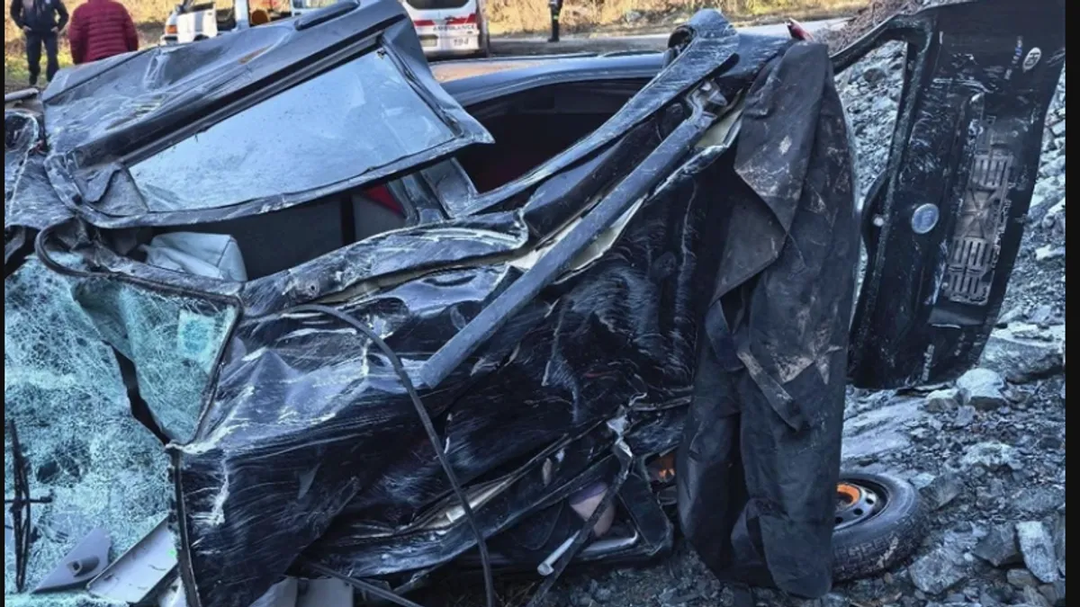 Iz još neutvrđenih razloga došlo je do gubitka kontrole nad vozilom, nakon čega je automobil sletio s ceste i survao se niz liticu 