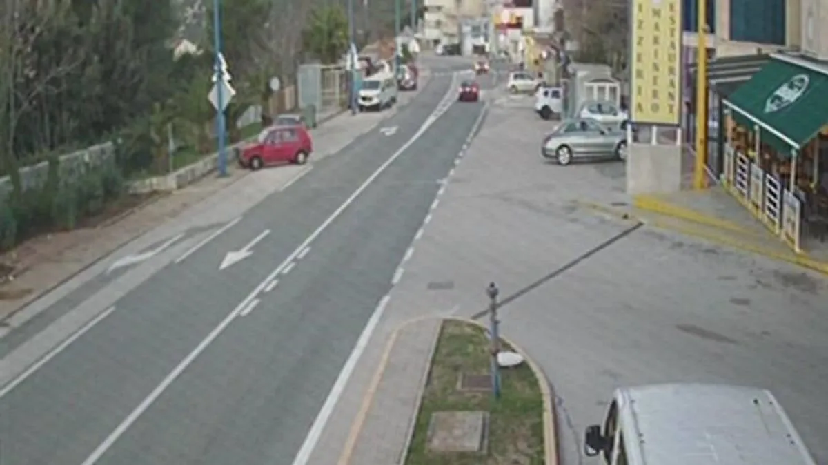 Na određenim lokacijama kolovozi su vlažni i mjestimično klizavi, zbog čega se vozačima savjetuje maksimalan oprez.