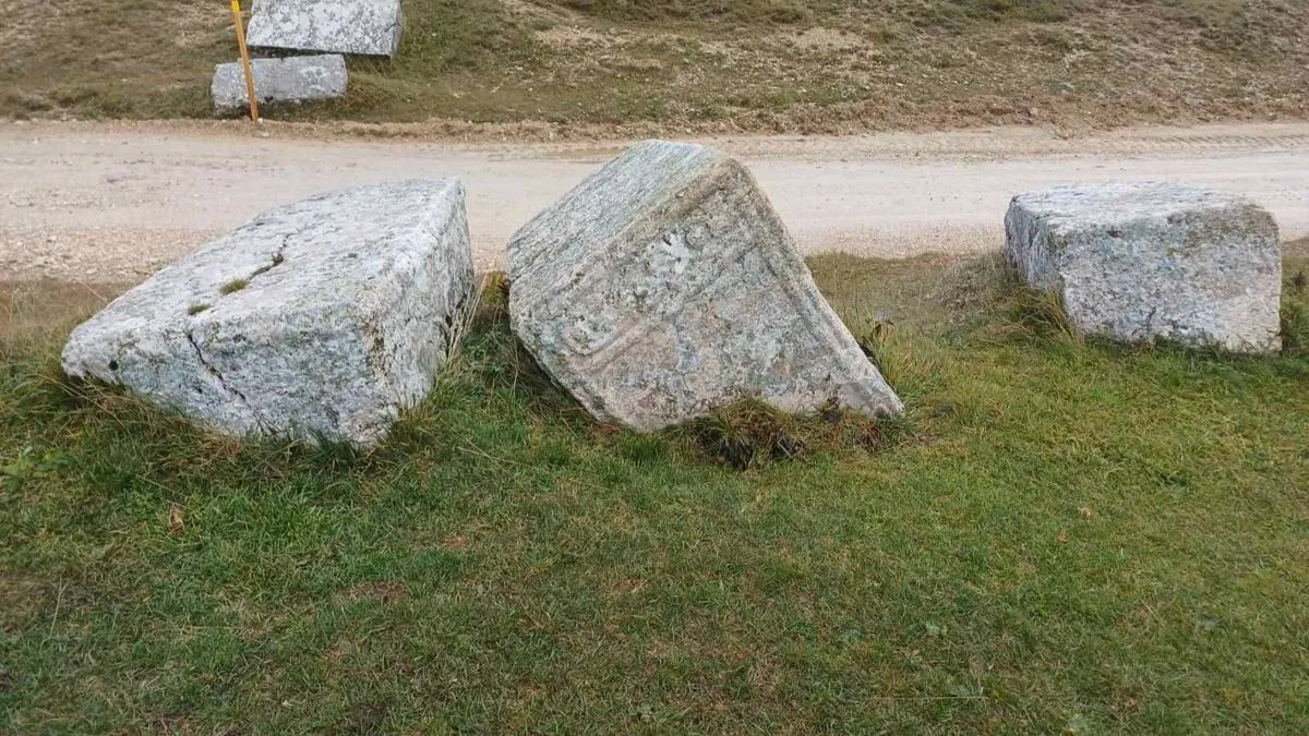 Na Pašinoj livadi, koja se nalazi na brdu iznad vrela Jakomira, na mjestu koje se zove Jakomir, nalazi se nekropola sa 35 stećaka 