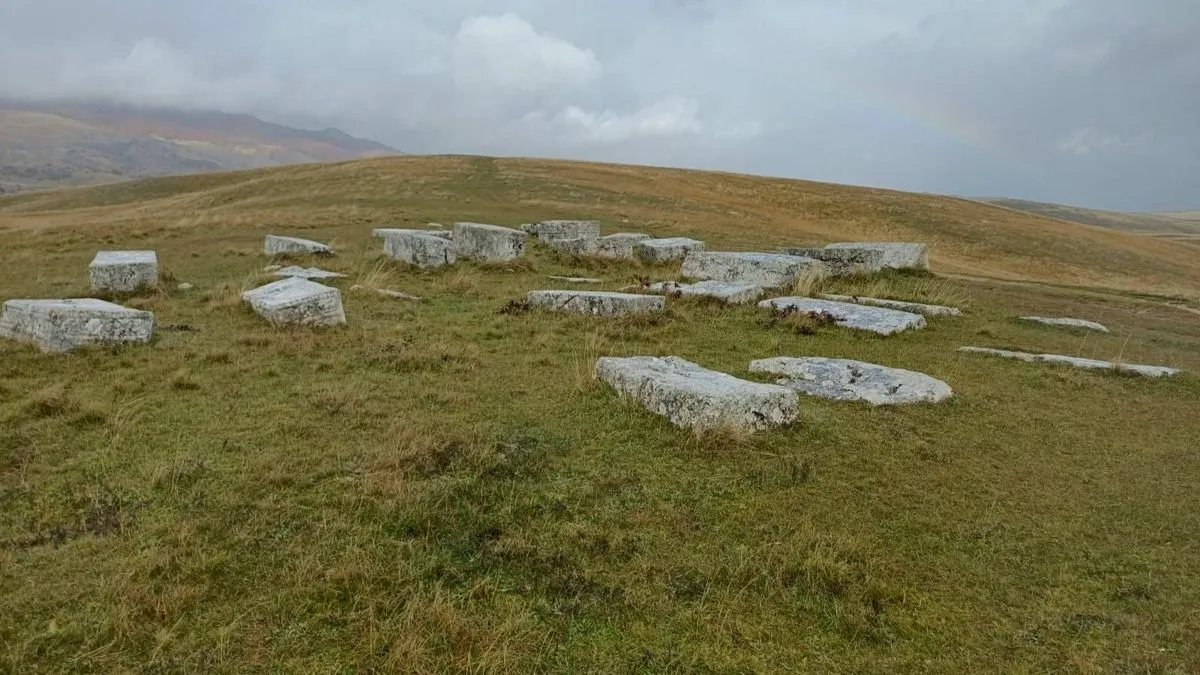 Na Pašinoj livadi, koja se nalazi na brdu iznad vrela Jakomira, na mjestu koje se zove Jakomir, nalazi se nekropola sa 35 stećaka 