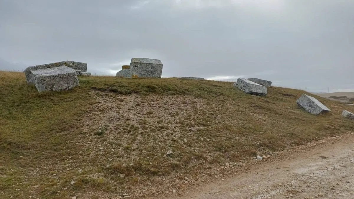 Na Pašinoj livadi, koja se nalazi na brdu iznad vrela Jakomira, na mjestu koje se zove Jakomir, nalazi se nekropola sa 35 stećaka 