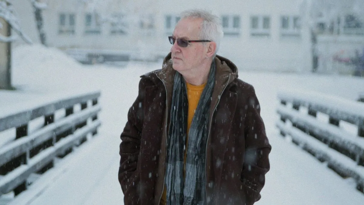 "Nek nestanem bez traga" je pjesma koja, već samim naslovom, sugeriše unutrašnju borbu, povlačenje i potrebu za ličnim mirom