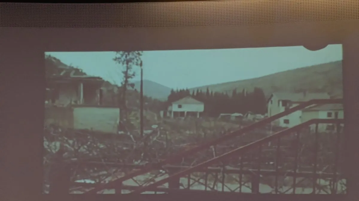 Knjiga se temelji na haškim presudama, svjedočanstvima preživjelih i nizu originalnih dokumenata, koji su prvi put objavljeni. 