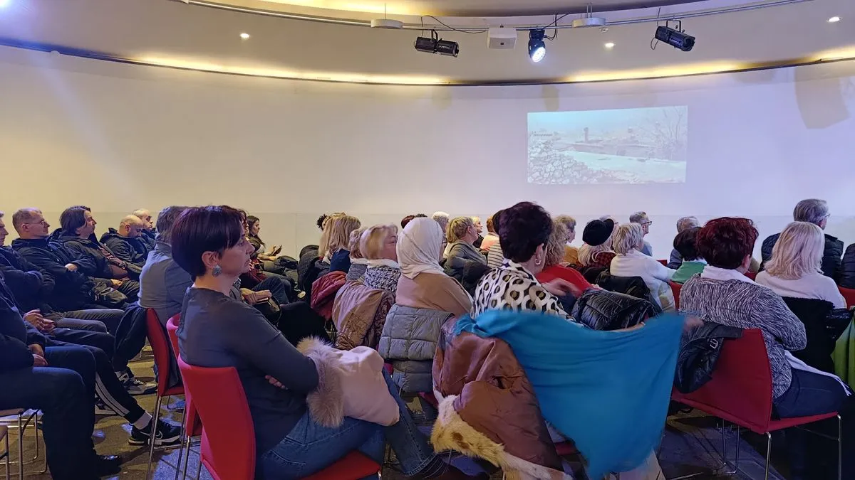 Knjiga se temelji na haškim presudama, svjedočanstvima preživjelih i nizu originalnih dokumenata, koji su prvi put objavljeni. 