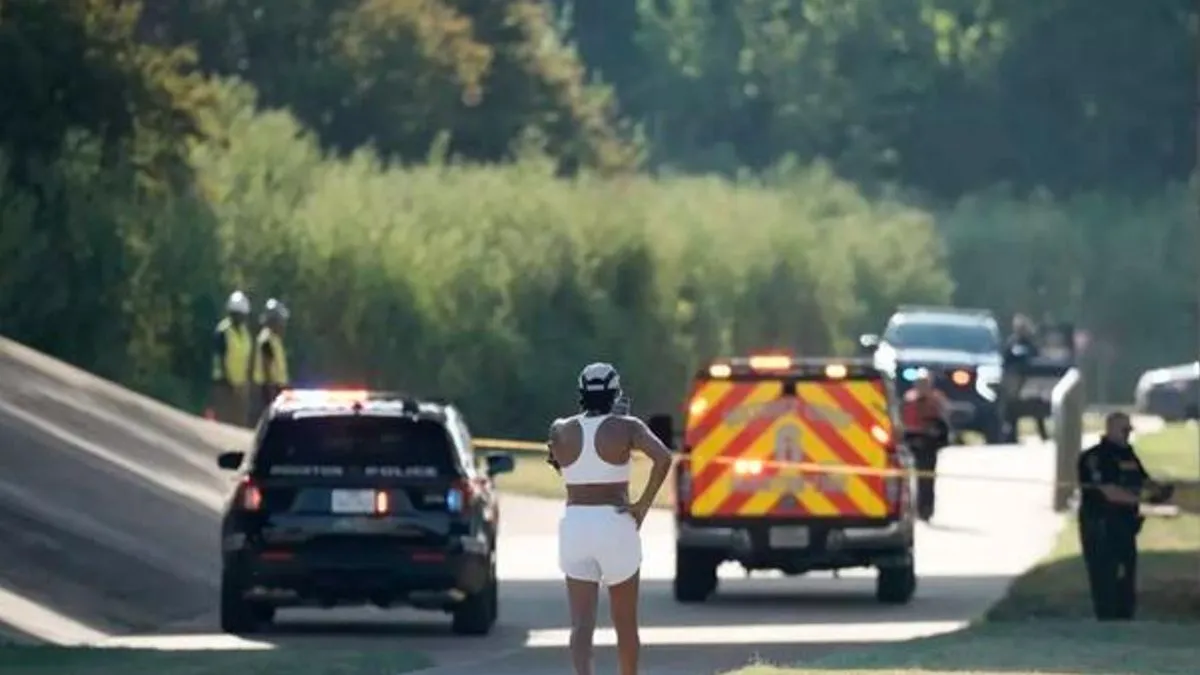 Dva tijela otkrivena su oko 9:30 sati po lokalnom vremenu u područjima Buffalo Bayou i Brays Bayou