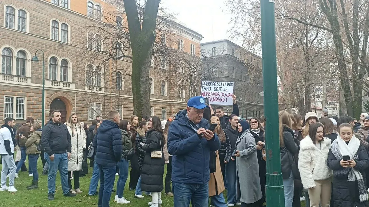 Ispred zgrade Vlade Kantona Sarajevo od 10 sati počeli su se okupljati studenti koji su za 11 sati najavi proteste.