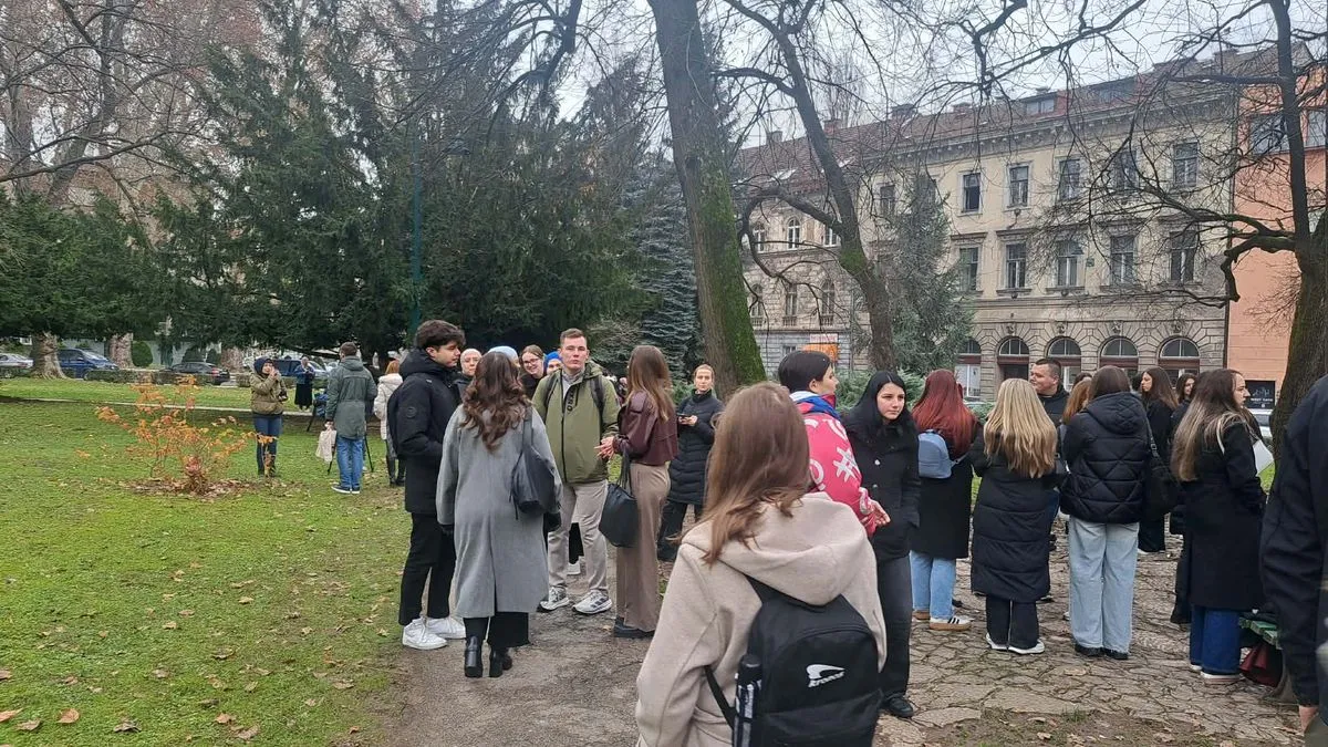 Ispred zgrade Vlade Kantona Sarajevo od 10 sati počeli su se okupljati studenti koji su za 11 sati najavi proteste.