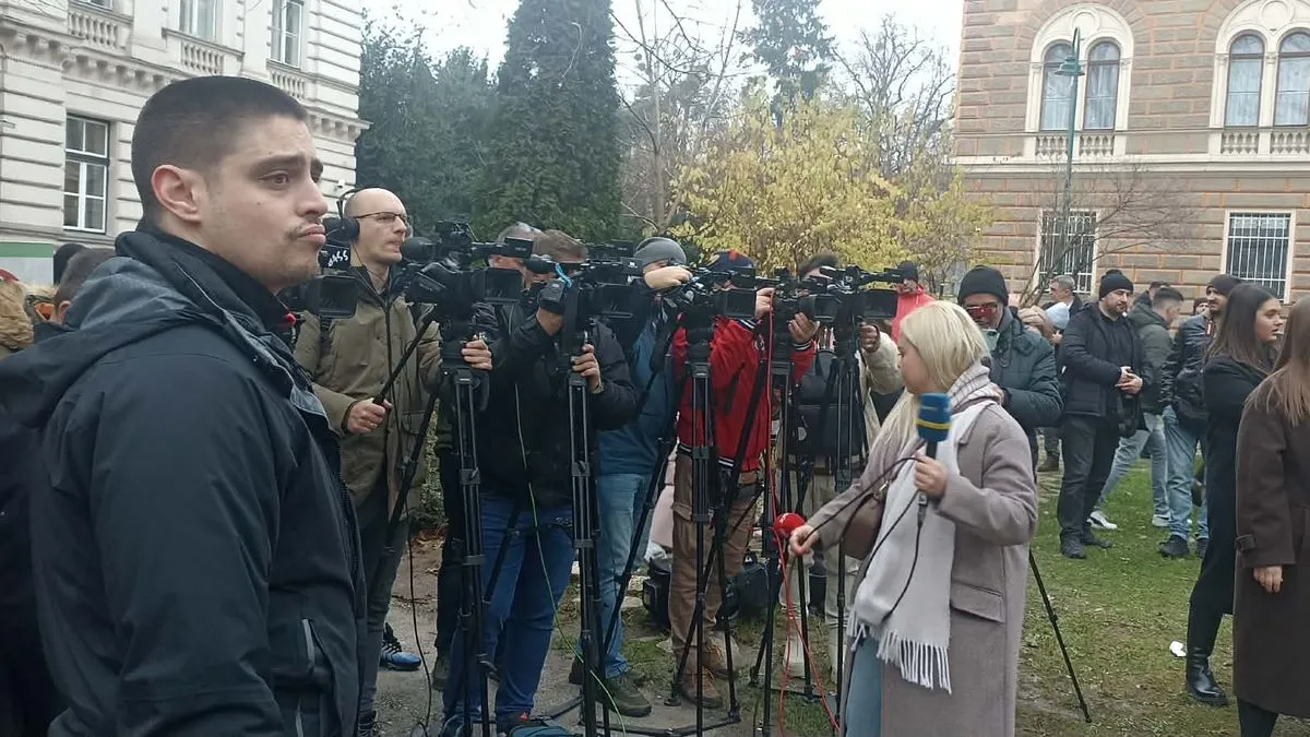 Ispred zgrade Vlade Kantona Sarajevo od 10 sati počeli su se okupljati studenti koji su za 11 sati najavi proteste.