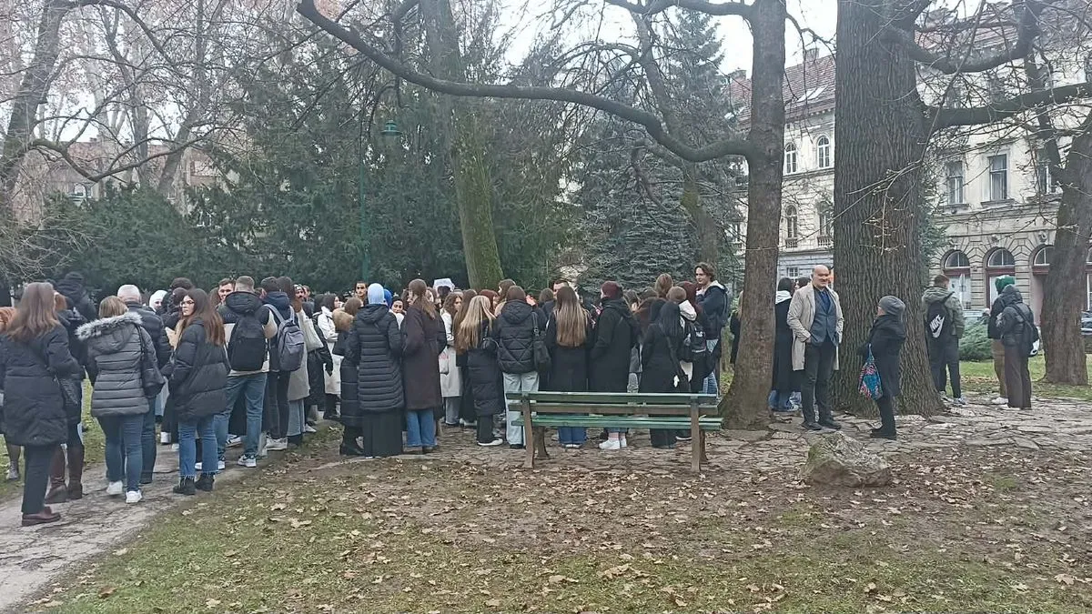 Ispred zgrade Vlade Kantona Sarajevo od 10 sati počeli su se okupljati studenti koji su za 11 sati najavi proteste.