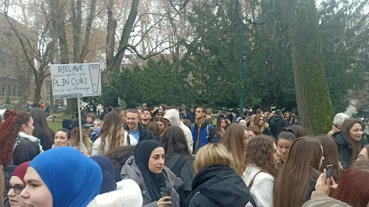 Ispred zgrade Vlade Kantona Sarajevo od 10 sati počeli su se okupljati studenti koji su za 11 sati najavi proteste.