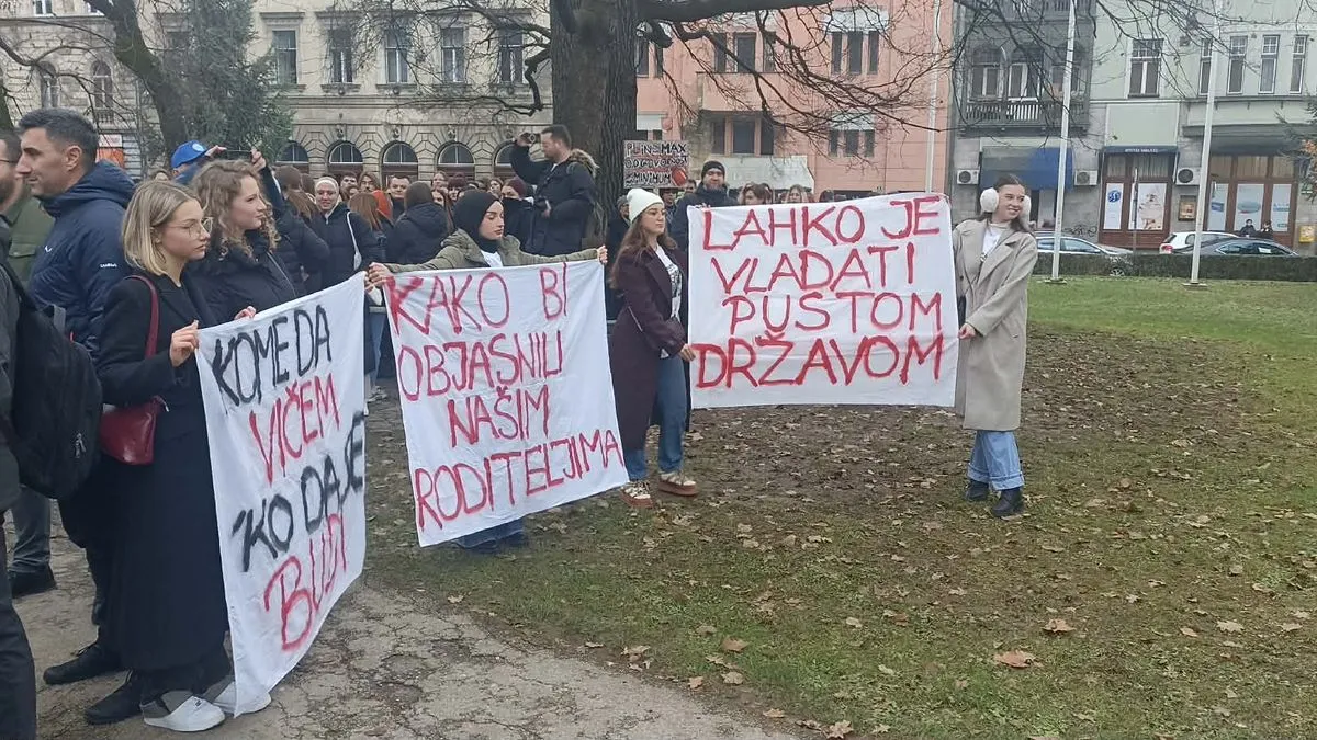 Ispred zgrade Vlade Kantona Sarajevo od 10 sati počeli su se okupljati studenti koji su za 11 sati najavi proteste.