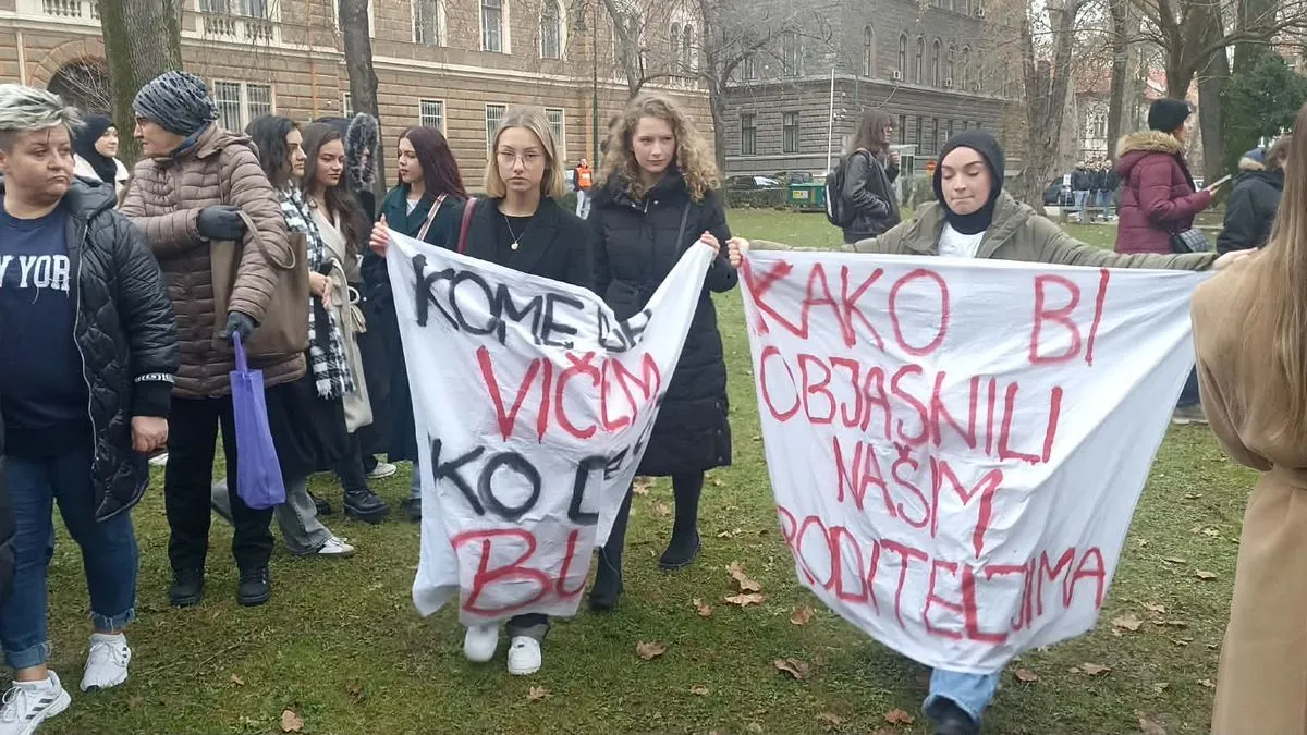 Ispred zgrade Vlade Kantona Sarajevo od 10 sati počeli su se okupljati studenti koji su za 11 sati najavi proteste.