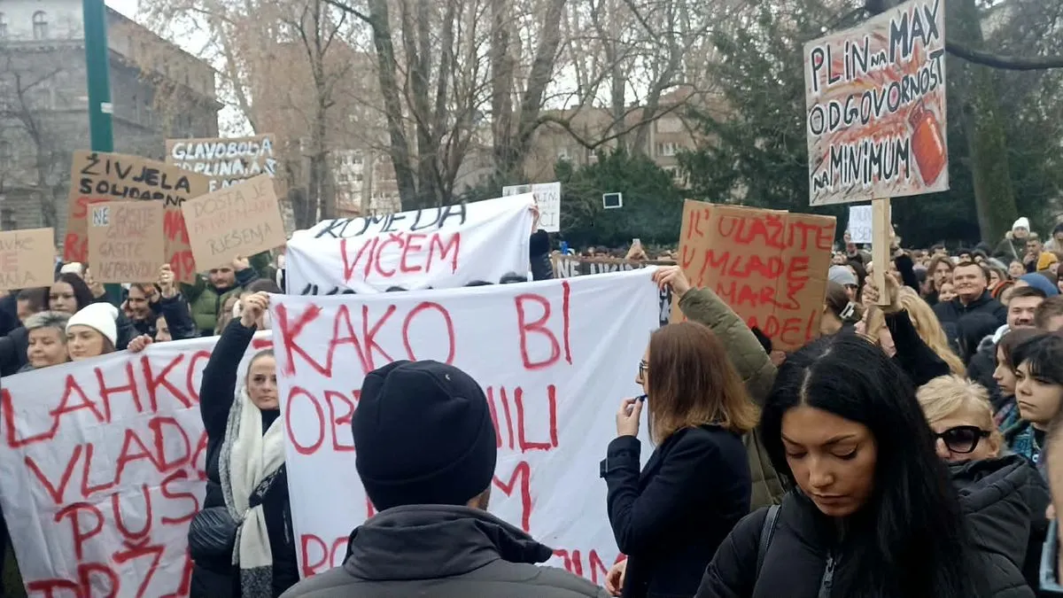 Ispred zgrade Vlade Kantona Sarajevo od 10 sati počeli su se okupljati studenti koji su za 11 sati najavi proteste.