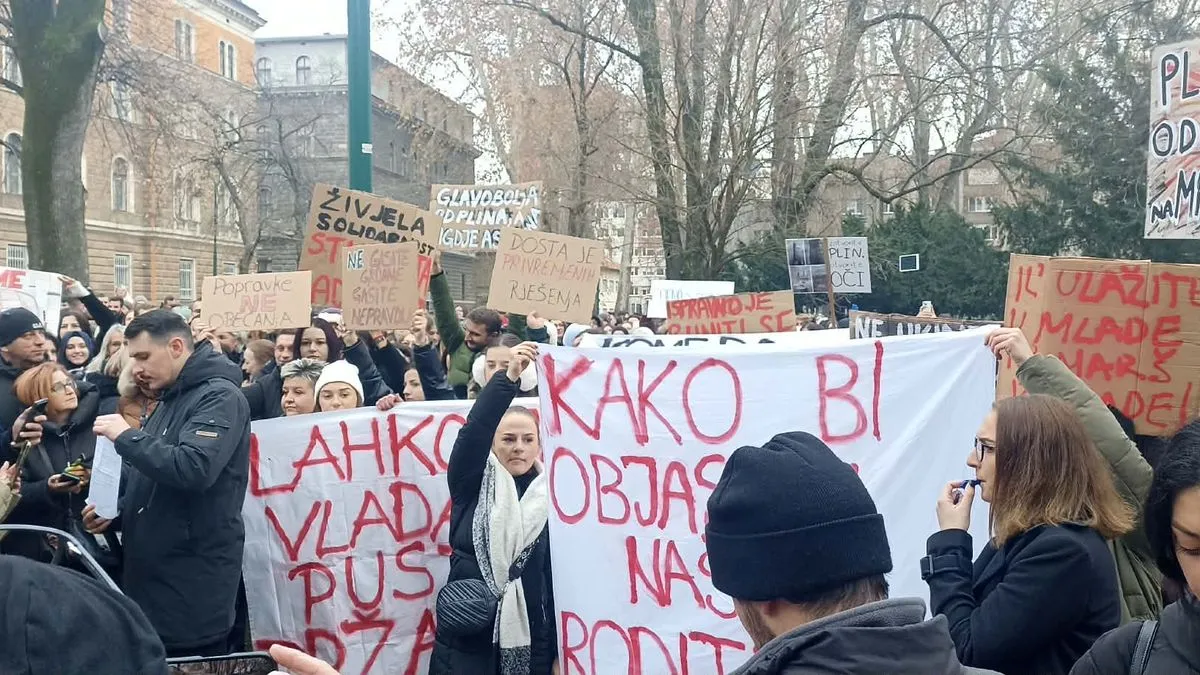 Ispred zgrade Vlade Kantona Sarajevo od 10 sati počeli su se okupljati studenti koji su za 11 sati najavi proteste.